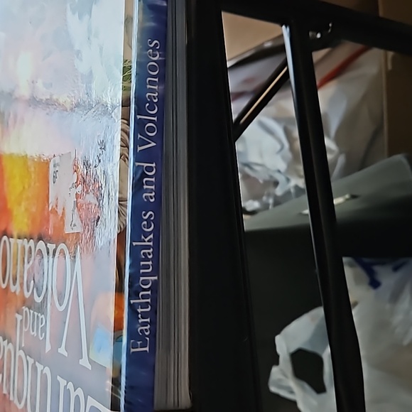 Earthquakes and Volcanoes (Reader's Digest Pathfinders - Picture 3 of 3